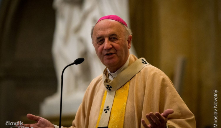 Arcibiskup Graubner se po hospitalizaci s koronavirem vrátil do úřadu, zotavuje se