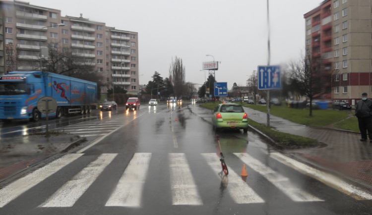 Řidič Suzuki srazil cyklistku přejíždějící přes přechod pro chodce