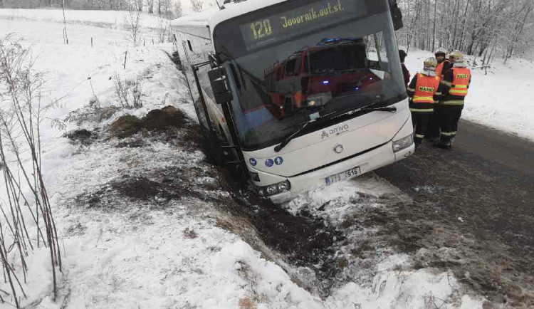 Cestujícím z havarovaného autobusu museli ven pomáhat hasiči