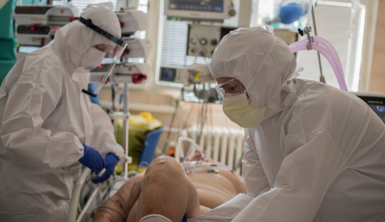 Nakažených přibývá. V šumperské nemocnici je situace vážná, pomůže i armáda