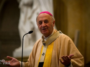 Arcibiskup Graubner se po hospitalizaci s koronavirem vrátil do úřadu, zotavuje se