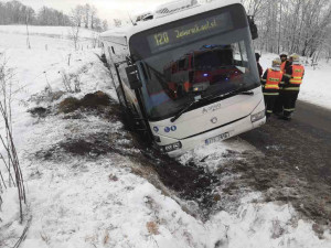 Cestujícím z havarovaného autobusu museli ven pomáhat hasiči