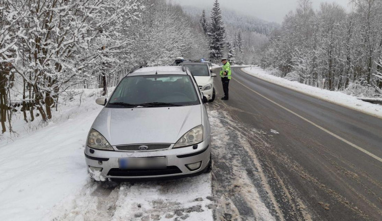 Hory čelí náporu lidí. Policie řeší komplikace v dopravě a apeluje na řidiče