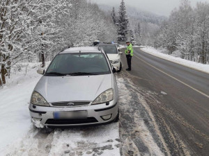 Hory čelí náporu lidí. Policie řeší komplikace v dopravě a apeluje na řidiče