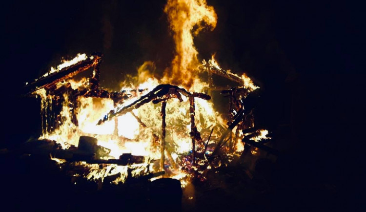 FOTO: Hasiči zasahovali v noci u většího požáru dřevostavby. Škoda? Přes 400 tisíc