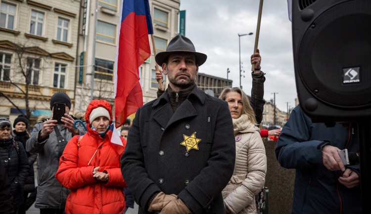 Davidova hvězda jako symbol nesouhlasu s očkováním? Nepochopitelné, shodují se politici i židovská obec