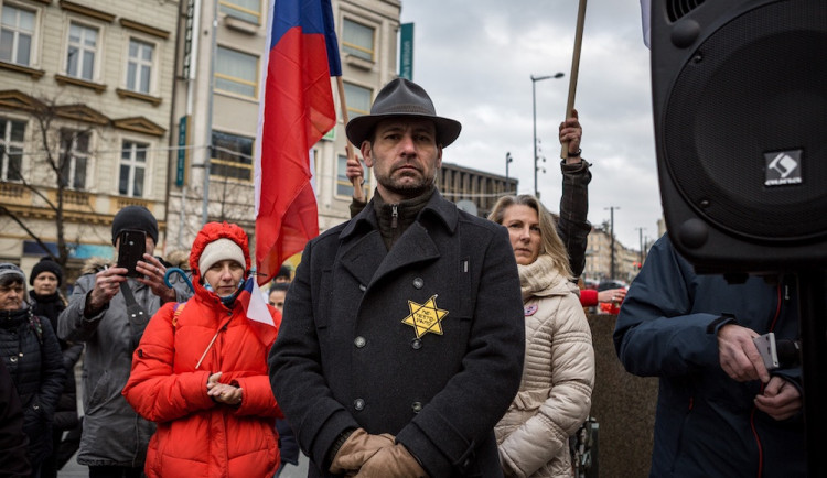 size4-16102264259106-2-davidova-hvezda-jako-symbol-nesouhlasu-s-ockovanim-nepochopitelne-shoduji-se-politici-i-zidovska-obe