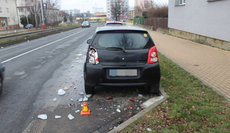 Řidič neočistil své auto od ledu, způsobil tím vážnou škodu