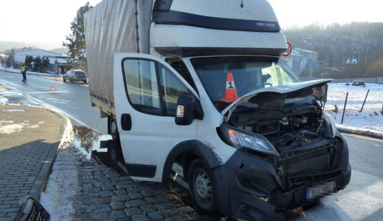 FOTO: Včas nedobrzdil a způsobil vysokou škodu i na dalších autech. Policie varuje