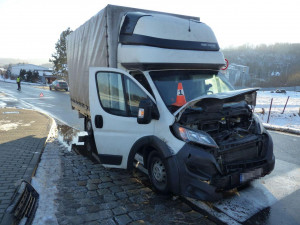 FOTO: Včas nedobrzdil a způsobil vysokou škodu i na dalších autech. Policie varuje