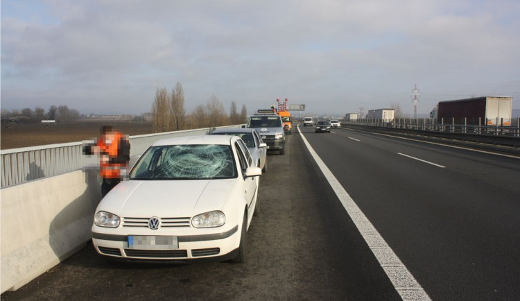 Led z návěsu poškodil na dálnici u Olomouce osobní automobil. Policie žádá svědky o pomoc