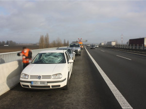 Led z návěsu poškodil na dálnici u Olomouce osobní automobil. Policie žádá svědky o pomoc