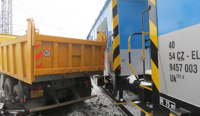 Řidič na Přerovsku přehlédl manipulační vlak a nacouval s nákladním vozem do vagonu