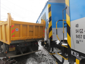 Řidič na Přerovsku přehlédl manipulační vlak a nacouval s nákladním vozem do vagonu
