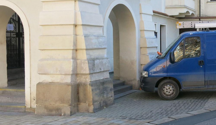 Muž se pokusil zabránit havárii vlastním tělem. Sám se tak zranil