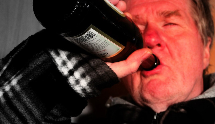 Opilý muž v noci nerespektoval zákaz vycházení. Sám proto na sebe zavolal policisty