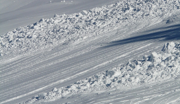 Skialpinistu v Jeseníkách zasypala lavina. Záchranářům se ho oživit nepodařilo