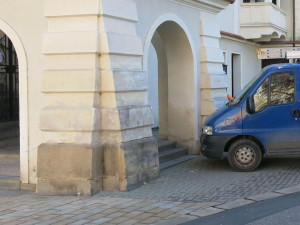 Muž se pokusil zabránit havárii vlastním tělem. Sám se tak zranil