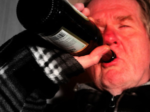 Opilý muž v noci nerespektoval zákaz vycházení. Sám proto na sebe zavolal policisty