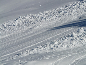 Skialpinistu v Jeseníkách zasypala lavina. Záchranářům se ho oživit nepodařilo