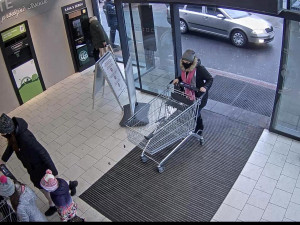 VIDEO: Policie pátrá po zlodějce, která v supermarketu okradla seniorku