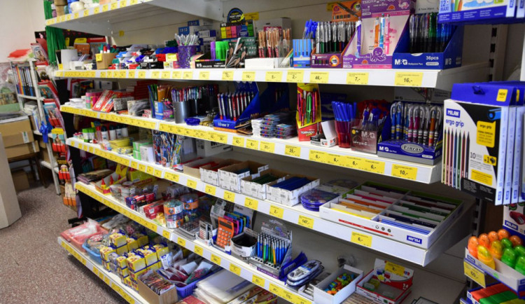 Papírnictví na olomouckém Dolním náměstí díky drogistickému sortimentu zavírat nemuselo