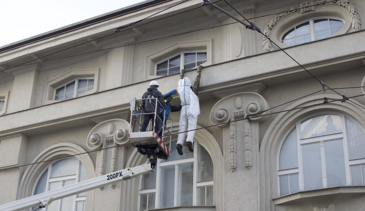 FOTO/VIDEO: Sochu Lupiče obléklo muzeum do antikovidového oblečku. Ten má dvojí význam