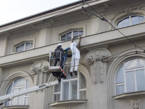 FOTO/VIDEO: Sochu Lupiče obléklo muzeum do antikovidového oblečku. Ten má dvojí význam