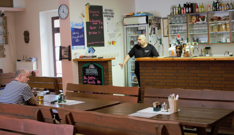 VIDEO: Otevřenou restauraci o víkendu několikrát navštívila policie. Provozovatel přesto zavřít nehodlá