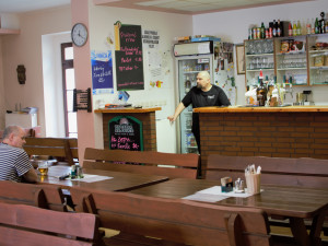 VIDEO: Otevřenou restauraci o víkendu několikrát navštívila policie. Provozovatel přesto zavřít nehodlá