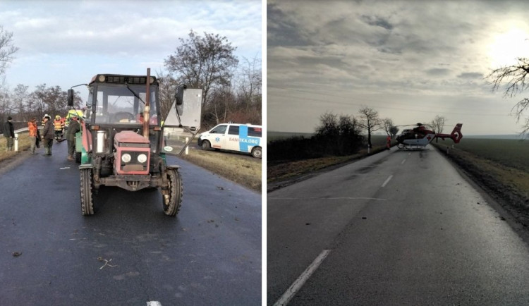 Traktor ve vlečce převážel 18 lidí. Pro zraněné musel i vrtulník