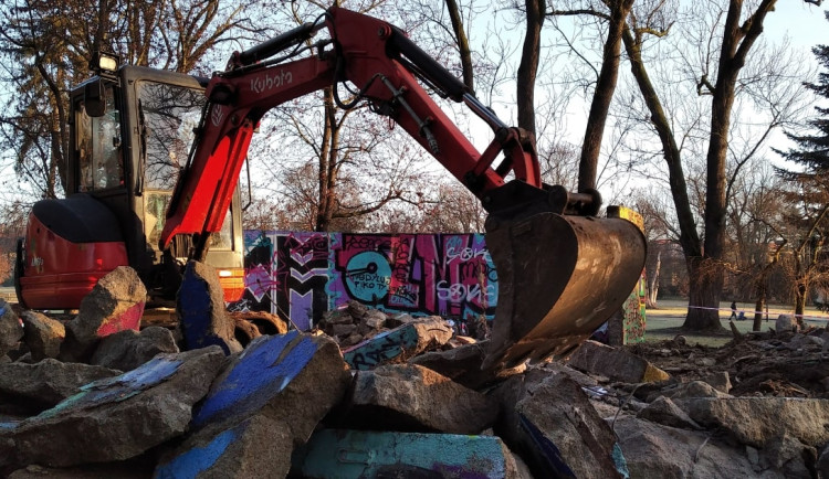 Zašlá sláva Šneka je tatam. Památka ze Smetanových sadů šla k zemi