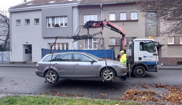 Necháváte stát vrak na ulici? Prostějov vám jej odtáne