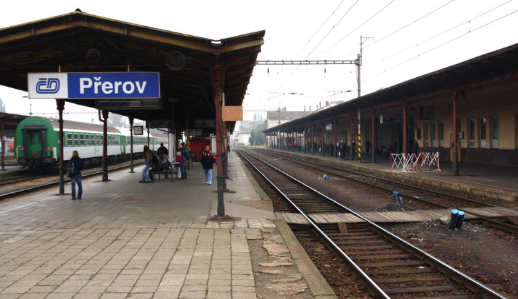 Muž se opakovaně ukájel na nádraží v Přerově před ženami, policie ho nyní dopadla