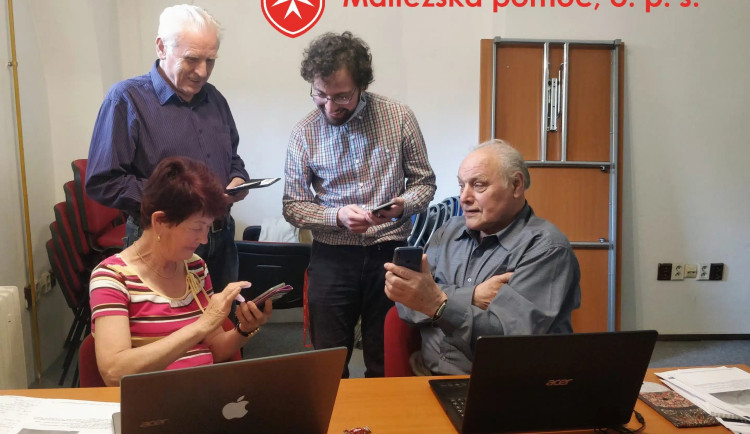 Máte nový telefon nebo se chcete naučit pracovat s počítačem? Navštivte kurz Moderní senior v Olomouci