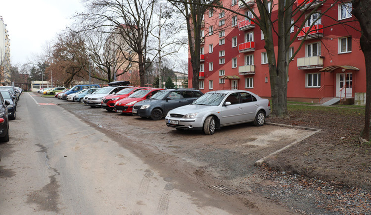 Přerov opraví sedmdesát parkovacích míst u bytových domů. Parkoviště pokryjí trávníkové rošty