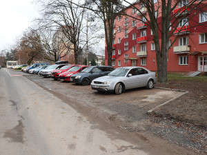 Přerov opraví sedmdesát parkovacích míst u bytových domů. Parkoviště pokryjí trávníkové rošty