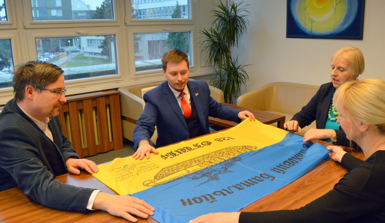Právnická fakulta obdržela vlajku z bojové linie jako poděkování za svou pomoc Ukrajině