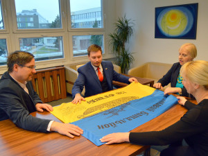 Právnická fakulta obdržela vlajku z bojové linie jako poděkování za svou pomoc Ukrajině