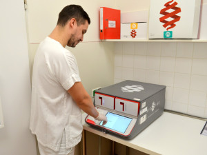 Nový přístroj v prostějovské nemocnici bleskově odhalí infekci. Pacientům může zachránit život