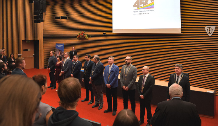 Univerzita Palackého ocenila kvalitní akademické práce i sportovce. Mezi oceněnými je třeba hudebník Petr Šrajer