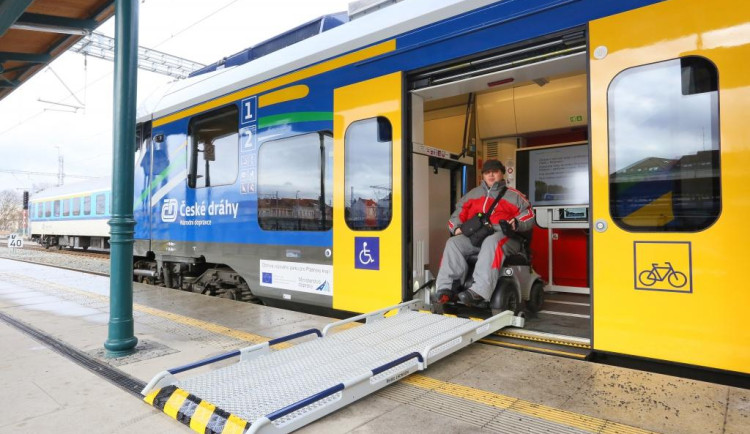 České dráhy loni přepravily a poskytly asistenci více než 7 tisícům cestujícím se zdravotním postižením