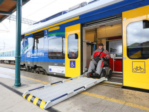 České dráhy loni přepravily a poskytly asistenci více než 7 tisícům cestujícím se zdravotním postižením