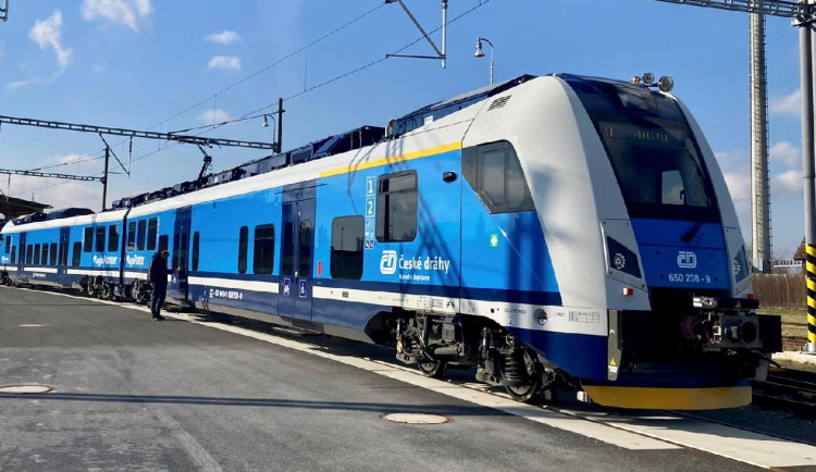 Na Olomoucku jezdí dva nové vlaky RegioPanter. V průběhu roku přibudou další vozy