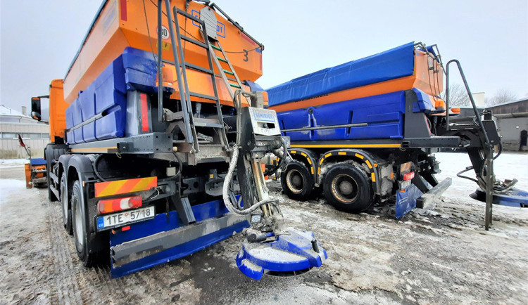 Tisíce tun soli a miliony litrů solanky. ŘSD odhalilo část zimních nákladů v Olomouckém kraji