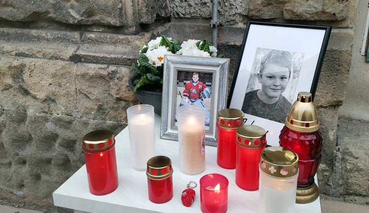 Minuta ticha pro devítiletého Adama: život malého hokejisty vyhasl po autonehodě