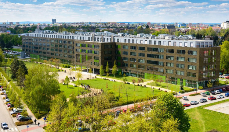 Z vysoké budovy olomoucké univerzity spadl devatenáctiletý mladík. Je v bezprostředním ohrožení života