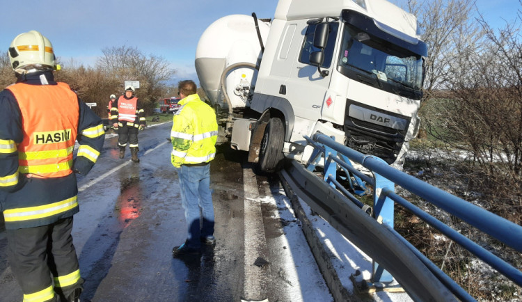 Cesty jako sklo, zpoždění MHD, kamion na svodidlech. Dozvuky zimy v Olomouckém kraji trápí řidiče