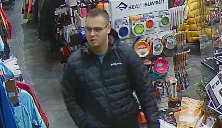 Policie hledá muže v souvislosti s krádeží sportovního oblečení v Olomouci