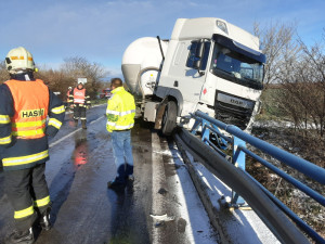Cesty jako sklo, zpoždění MHD, kamion na svodidlech. Dozvuky zimy v Olomouckém kraji trápí řidiče